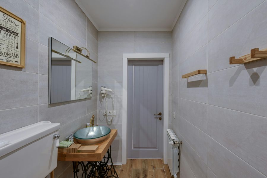 W1669275-malalazienkawblokuwewroclawiu-trikizplytkamiioswietleniemktoreoptyczniepowiekszawnetrze