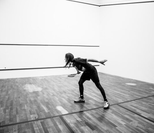 Squash we Wrocławiu – dlaczego warto wejść na kort w Fitness Academy? Połączenie kardio z rywalizacją.